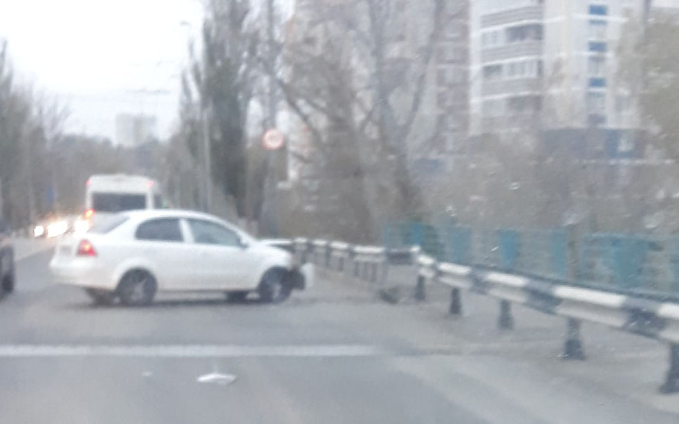 Авария на мосту в Брянске парализовала движение (ВИДЕО)
