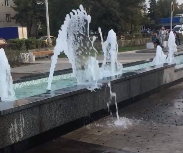 В сквере «Литий» в Брянске новый фонтан затопил площадь