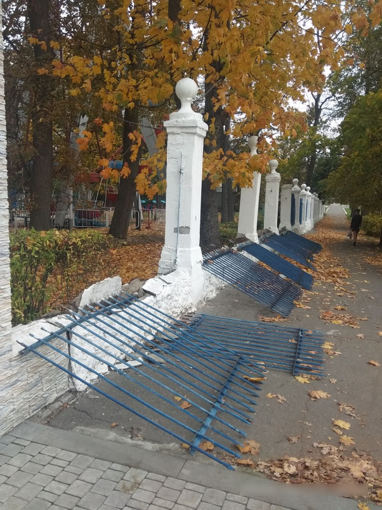 В городском парке Новозыбкова демонтируют ограждение