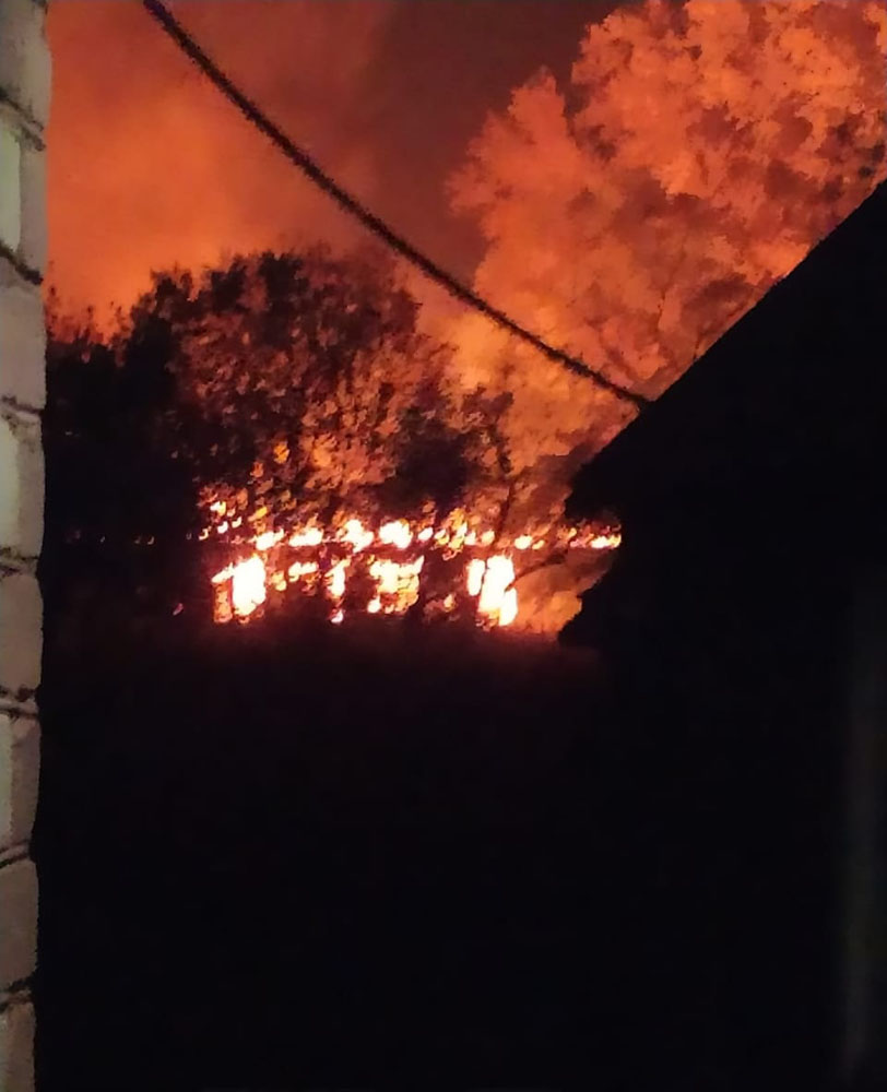 В поселке Локоть сгорело старое здание деревянной школы (ВИДЕО)