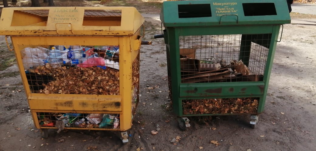 В Брянске контейнеры забили листвой и спиленными ветками. Природоохранное законодательство нарушают несознательные дворники