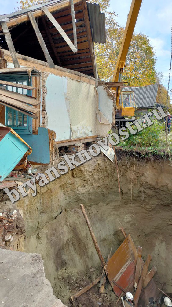 Переломало. В поселке Злынковского района спасатели подняли тело упавшей в огромный провал вместе с домом (ВИДЕО)