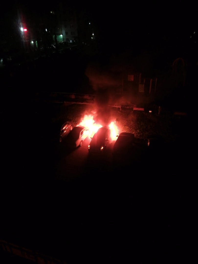 Ночью в Брянске сгорели две машины (ВИДЕО)