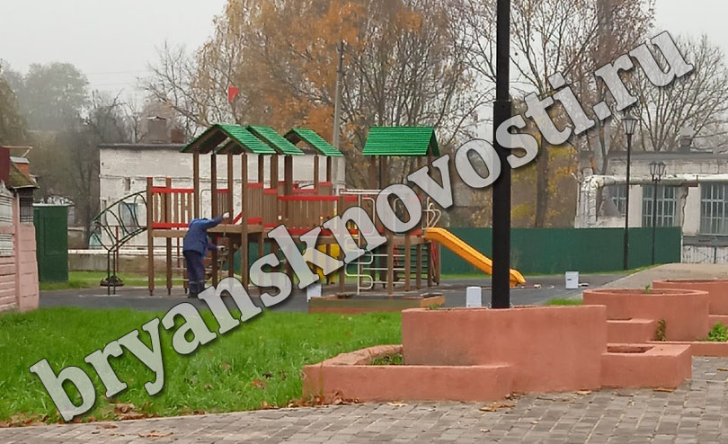 В Новозыбкове обновленный детский сквер, вдруг, стал препятствием для горожан (ФОТОРЕП)