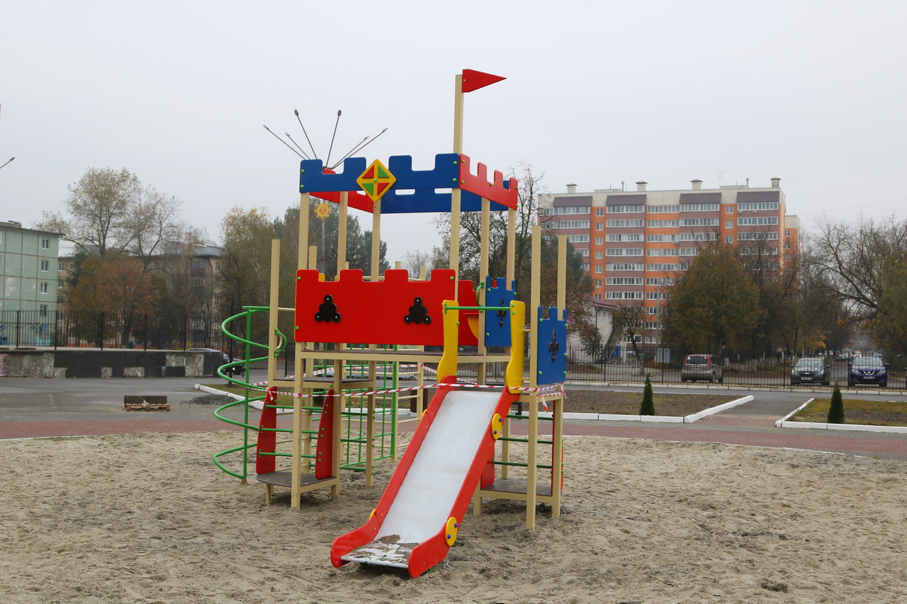 Возле ДК Медведева в Брянске появился детский комплекс