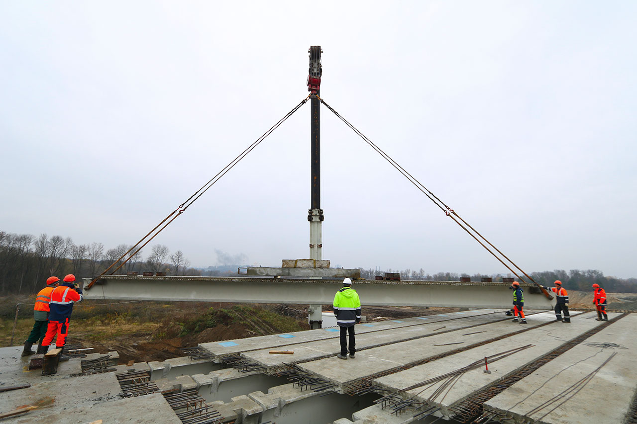 Строители уложили последнюю балку на мосту через реку Снежеть в Брянске