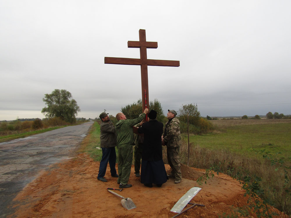 На выезде из Мглина установили поклонный крест