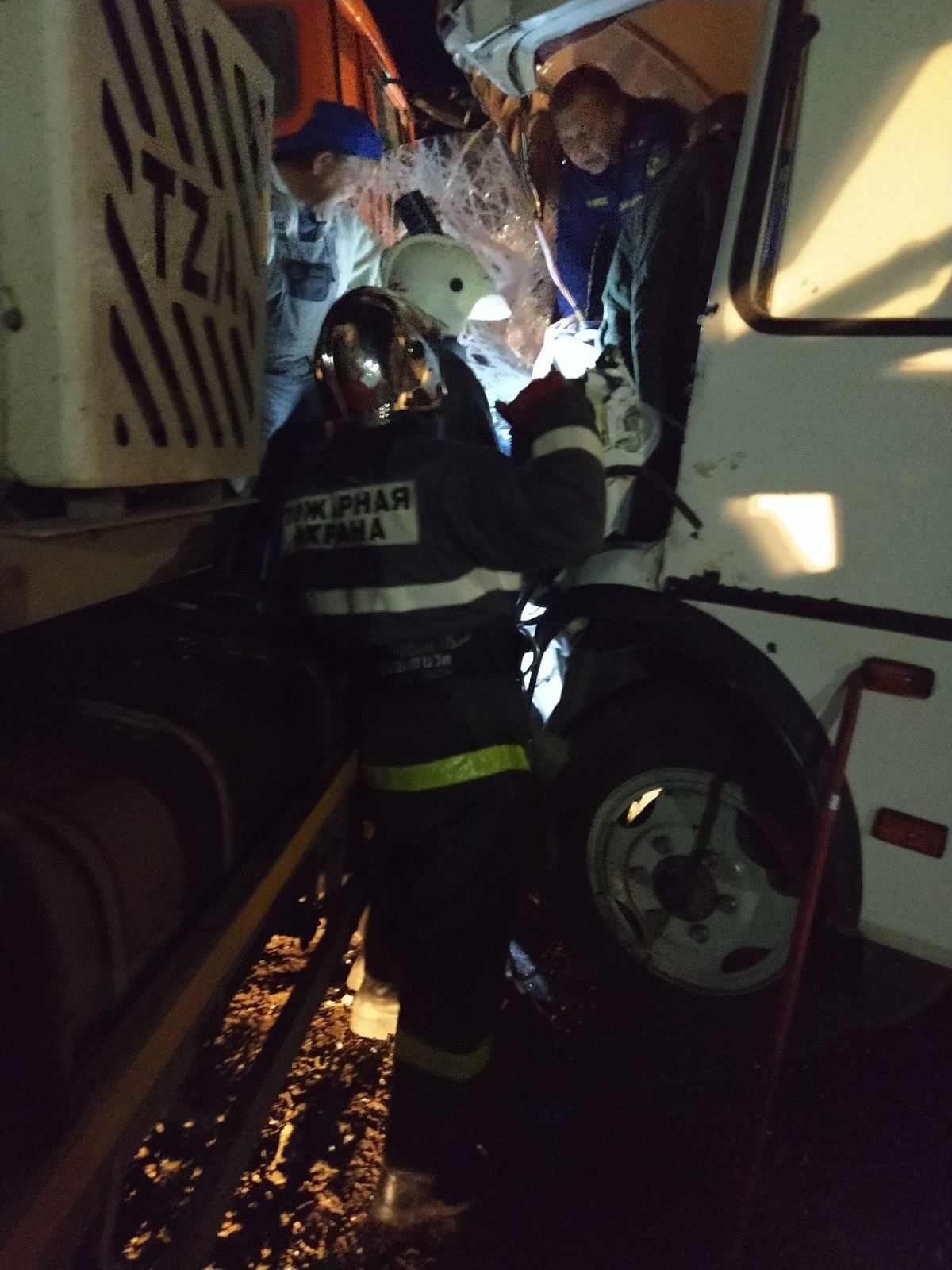 В Севске зажатого в кабине водителя из ПАЗа вырезали спасатели