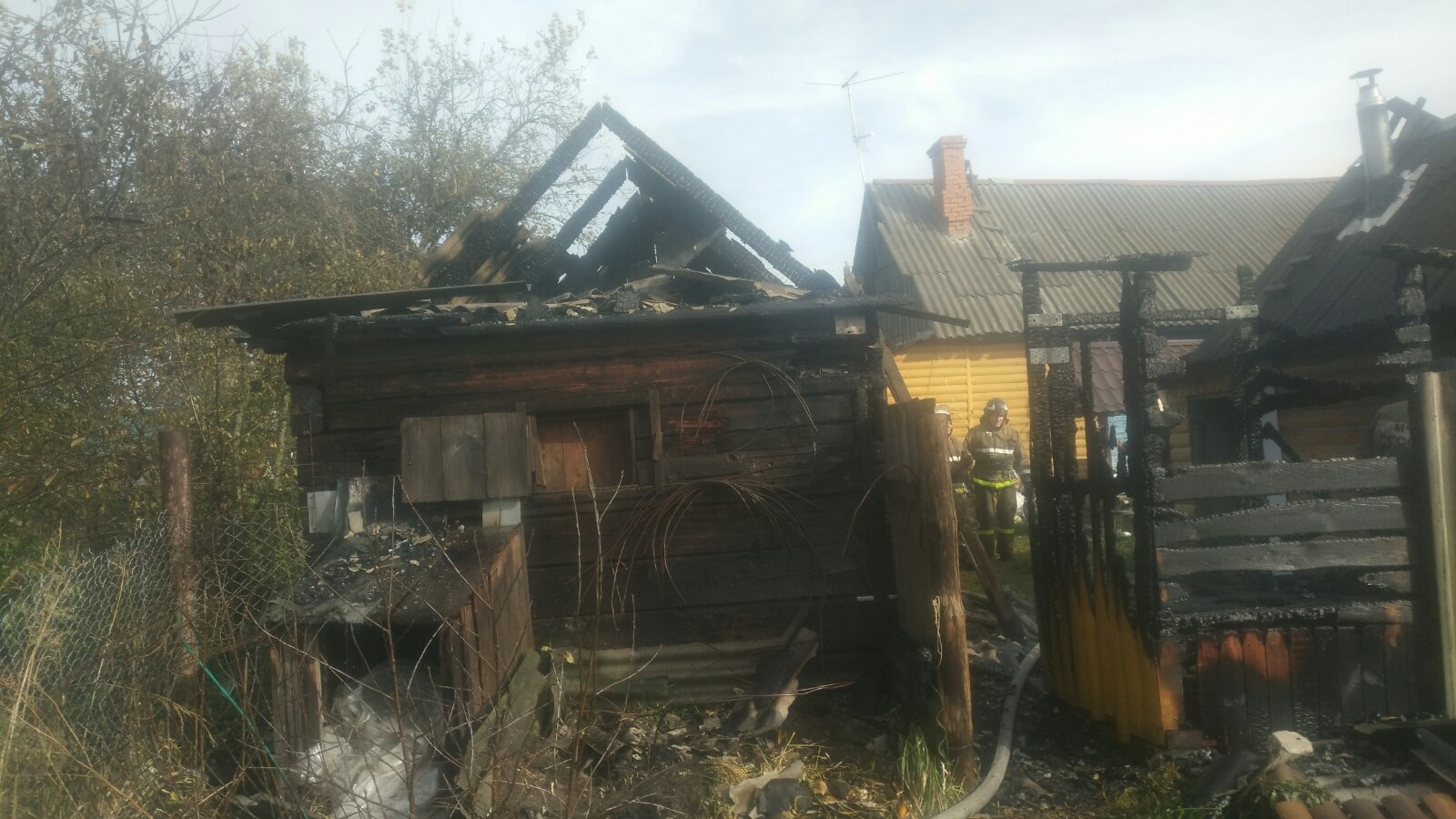 В Брянском районе тушили сарай