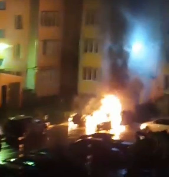 Новенькая Kia QLE Sportage и Ford Focus сгорели во дворе Новозыбкова (ВИДЕО)