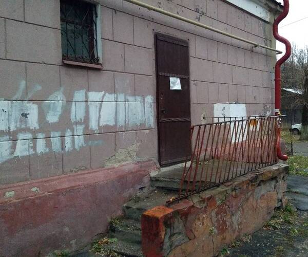 В отделении по делам несовершеннолетних в Брянске рассыпается лестница (ФОТОРЕП)