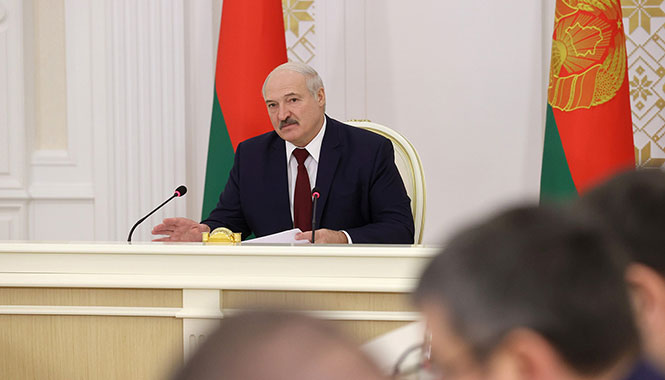 Лукашенко поручил не пускать в страну уехавших во время пандемии