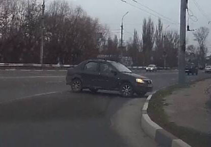 В Брянске на дороге развернуло автомобиль на летней резине (ВИДЕО)