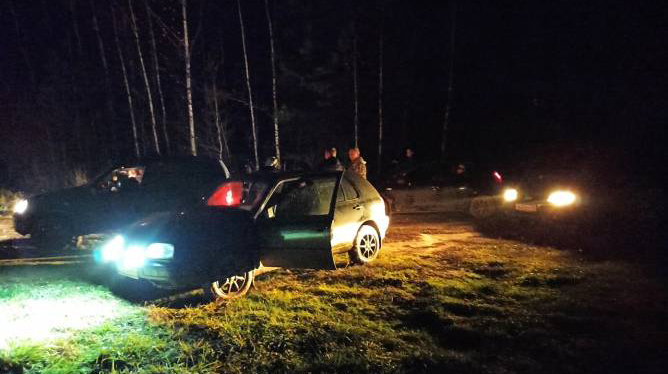 Застрявший ночью в брянском лесу автомобиль помогли найти и вытащить волонтеры