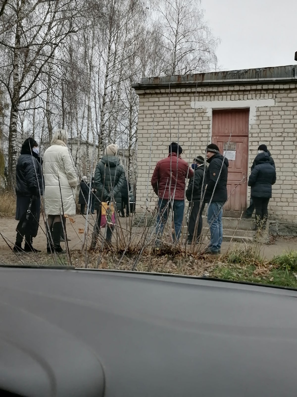 Стоят на улице. В Жуковке сфотографировали очередь ожидающих приема врача
