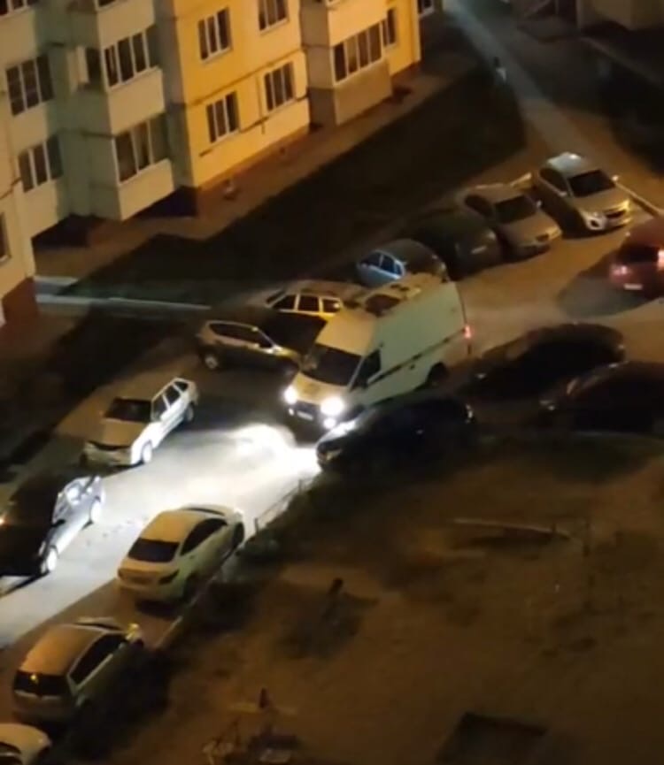 В Брянске скорой пришлось пробираться сквозь ряды припаркованных машин