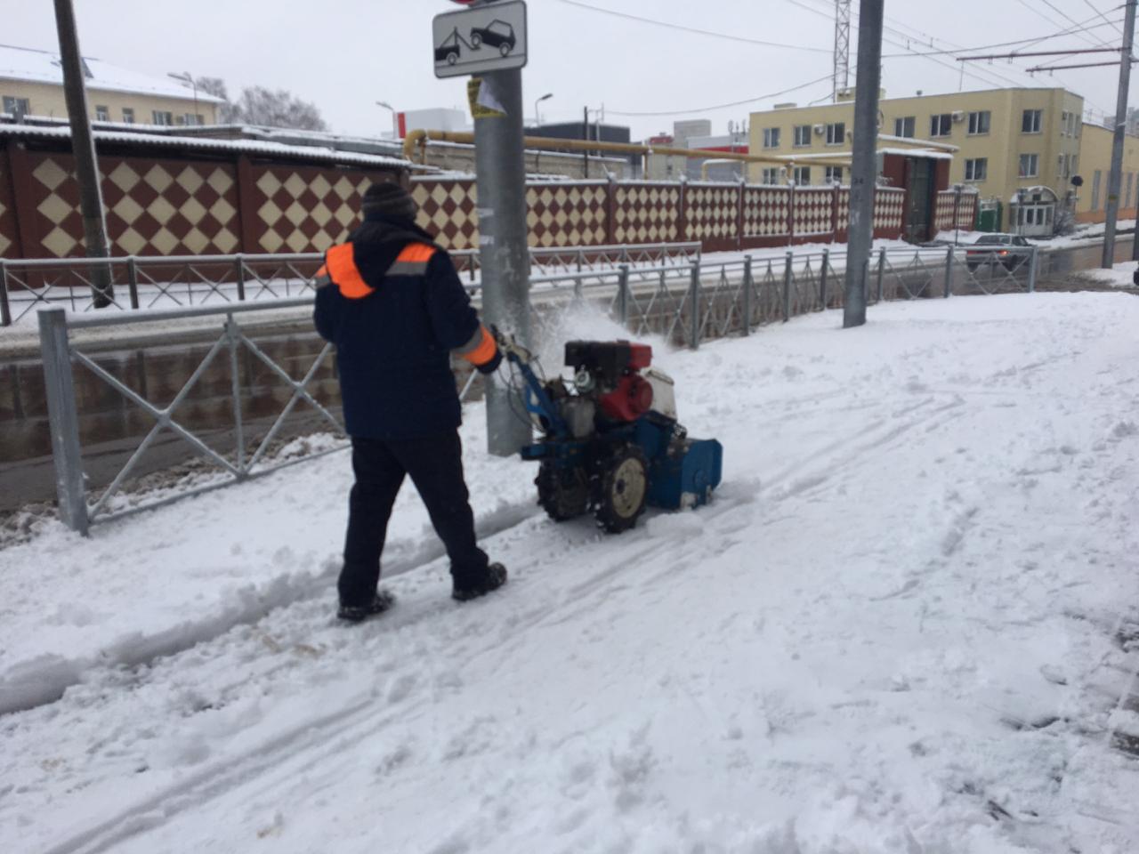 В Брянске начали жаловаться на плохо убранный с тротуаров снег (ФОТОРЕП)