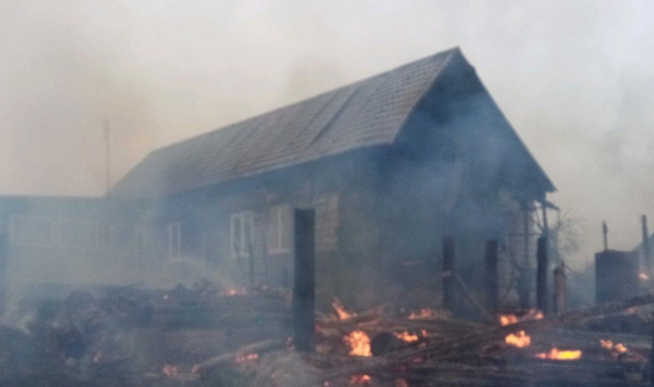 Крупный пожар в Мглинском районе: сгорел дом и постройки