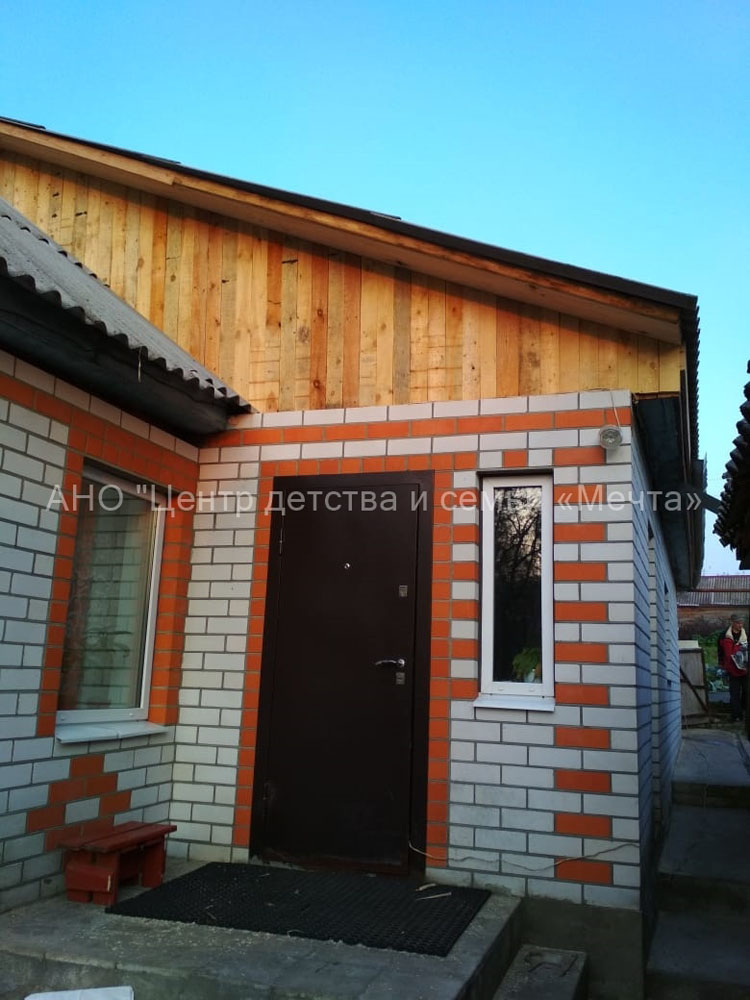 Помогла «Мечта»: многодетной матери из Новозыбкова общественники отремонтировали крышу дома (ФОТОРЕП)