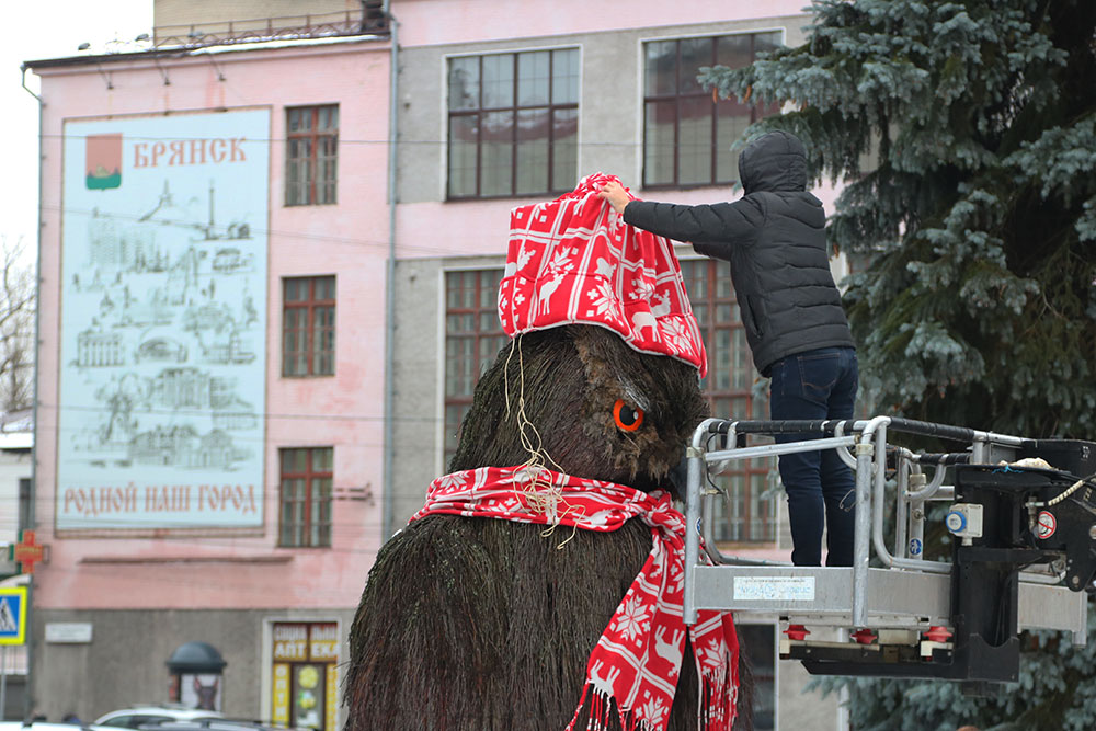 Топиарный филин на площади Ленина в Брянске одним из первых нарядился к Новому году (ФОТОРЕП)