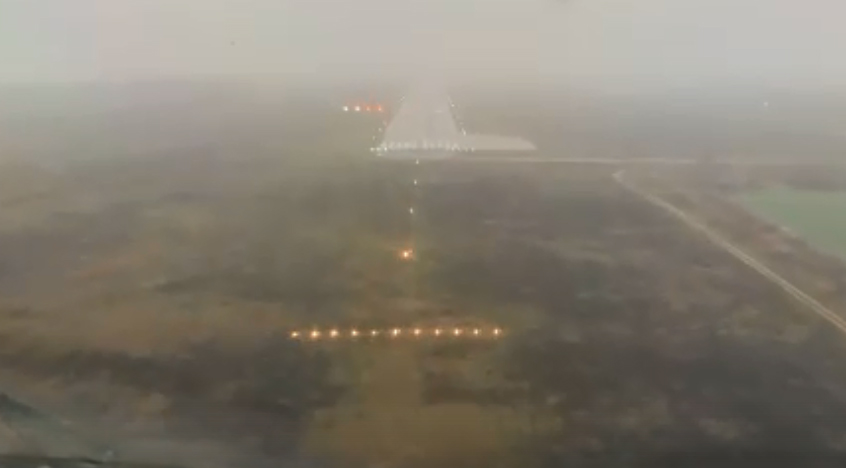 Посадка самолета в туманном Брянске глазами пилотов (ВИДЕО)