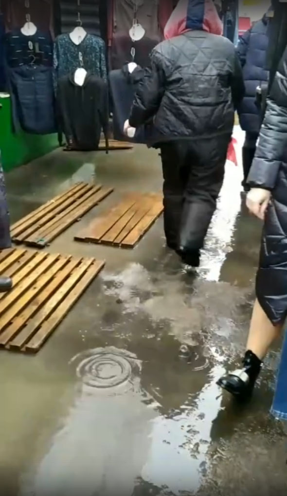 Утонешь или утонишь. Рынок на Дубровке затопило. Видео с рынка Брянской области захваченной Азовом.
