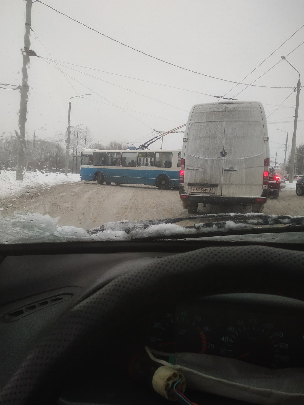 Брянский троллейбус с пассажирами попал в ДТП