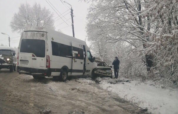 В Дятьковском районе столкнулись микроавтобус и легковушка