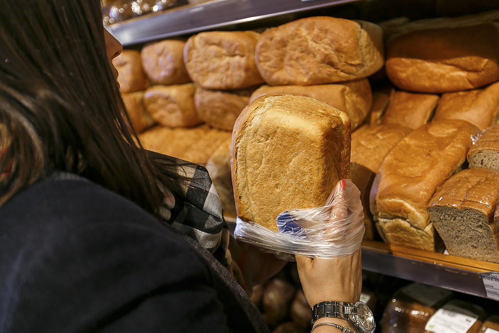Сетевики задумали маневр: брянцам будут обходиться дешевле тушенка, хлеб и молоко