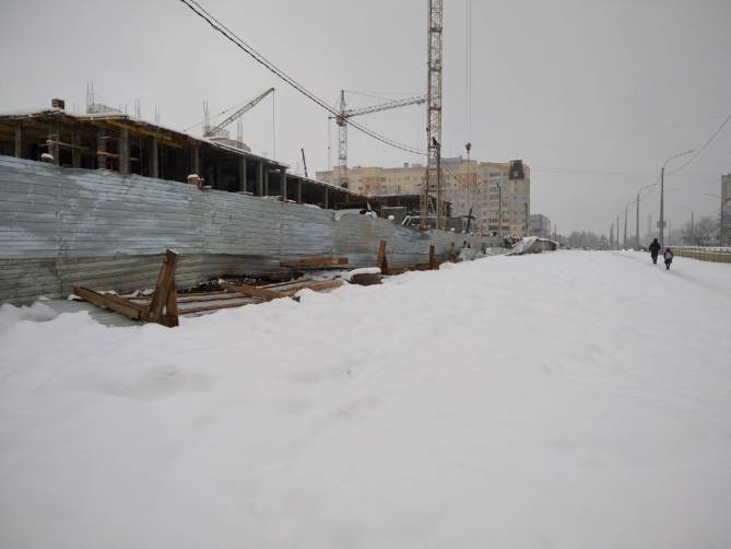 Возле стройки в Брянске под тяжестью снега рухнул навес
