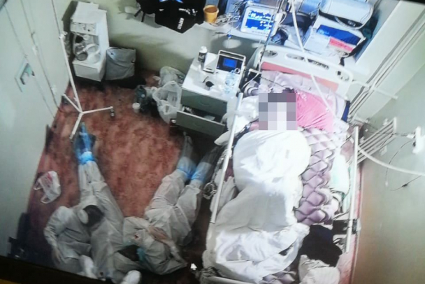Фото года: уставшие медики лежат рядом с кроватью больного коронавирусом