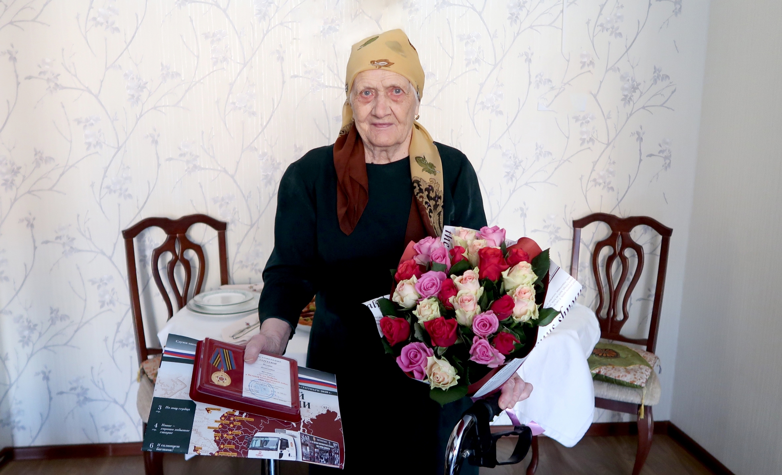 Медаль и цветы ветерану Великой Отечественной войны Полине Алексеевне Сергеевой