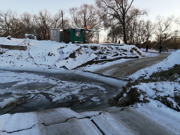 Под натиском льда разрушен понтонный мост в поселке Брянской области