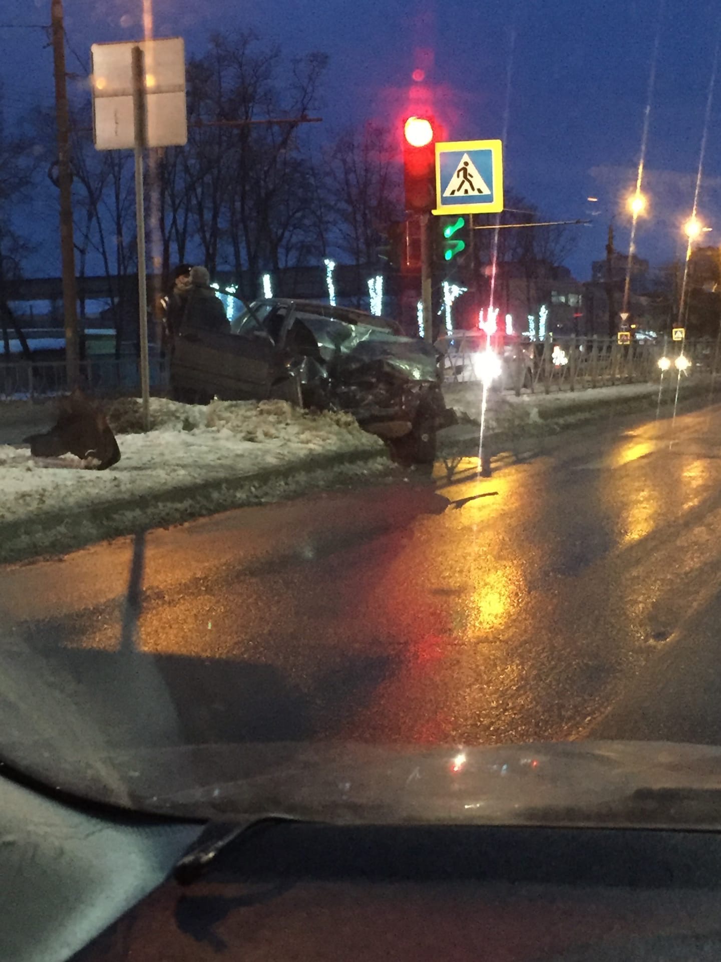 Водитель и пассажир госпитализированы с переломами после аварии в Брянске