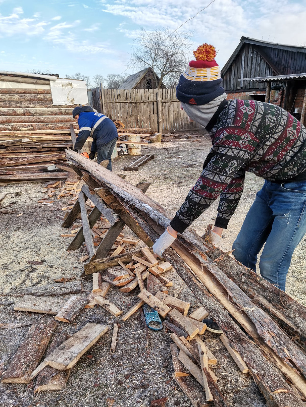 Наколоть дрова и с переездом помогают пожилым людям в Новозыбковском округе