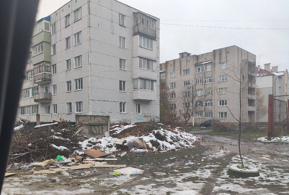 В Клинцах возмутились навалами мусора у многоэтажек на Ворошилова