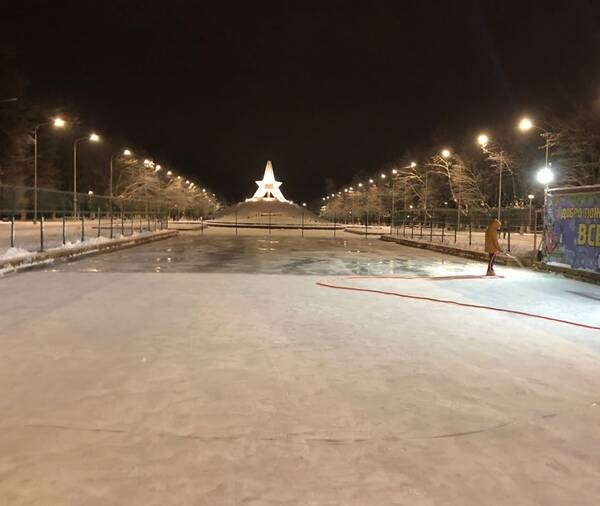 На Кургане Бессмертия в Брянске готовят ледовый каток