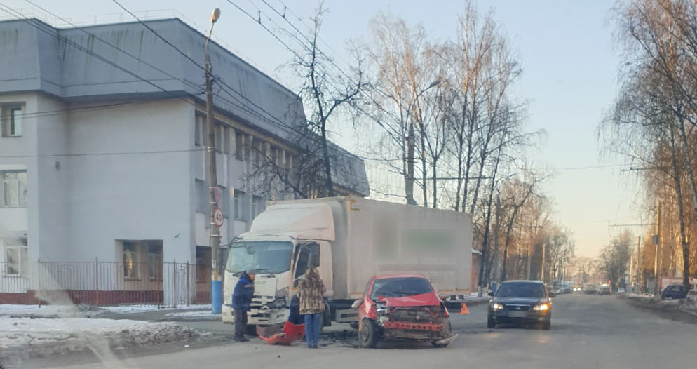 Легковушка и грузовик столкнулись возле БГТУ в Брянске
