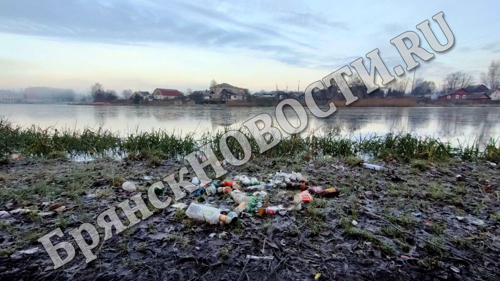 Озеро в Новозыбкове загадили бутылками (ФОТОРЕП)