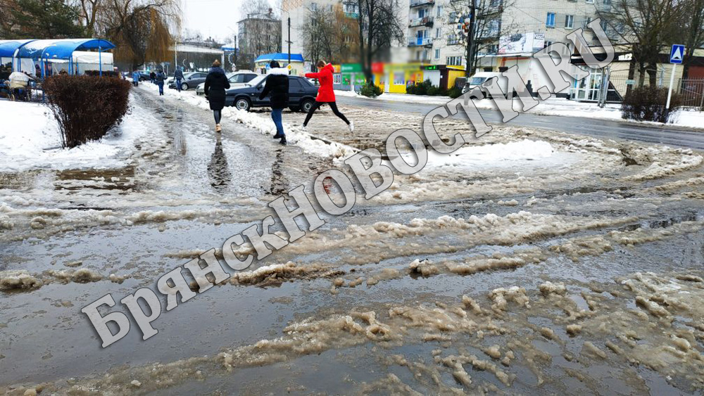 Тротуары Новозыбкова превращаются в большую лужу