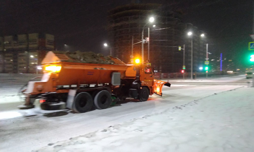 Как обозначается снегоочиститель ночью при движении. Дорожная техника ночью. 7 Декабря Брянск. Движение техники ночью.