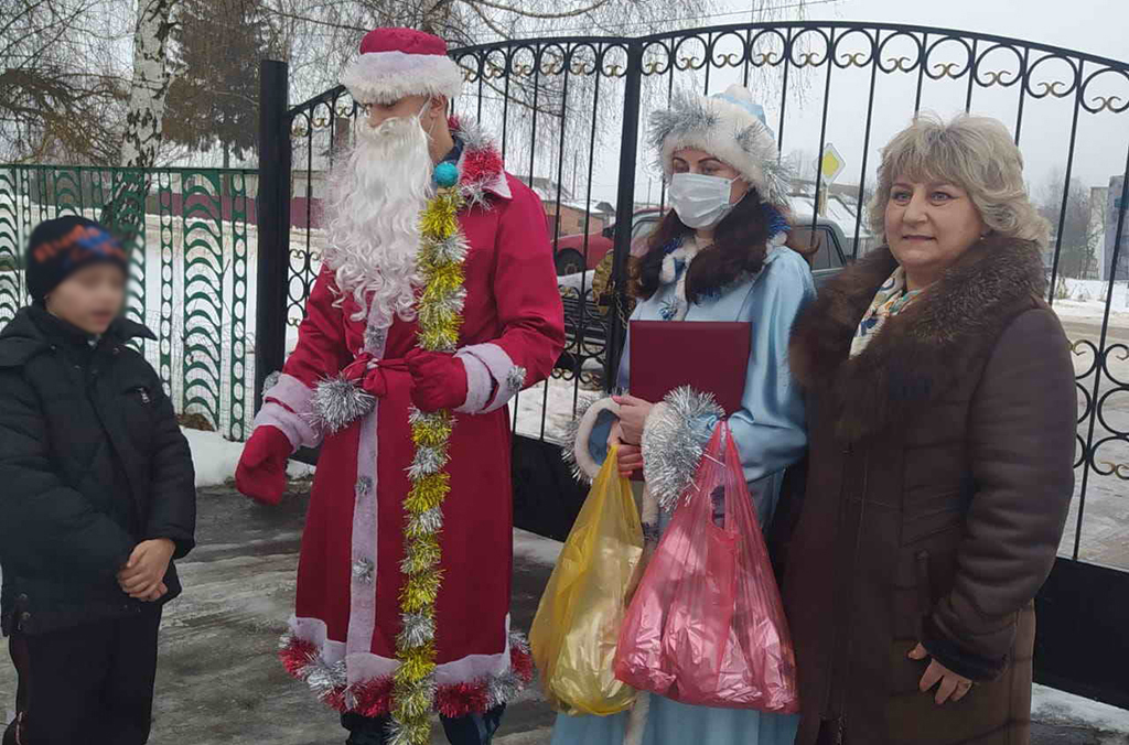 К детям приюта в Унечском районе пришел Дед Мороз из Суража