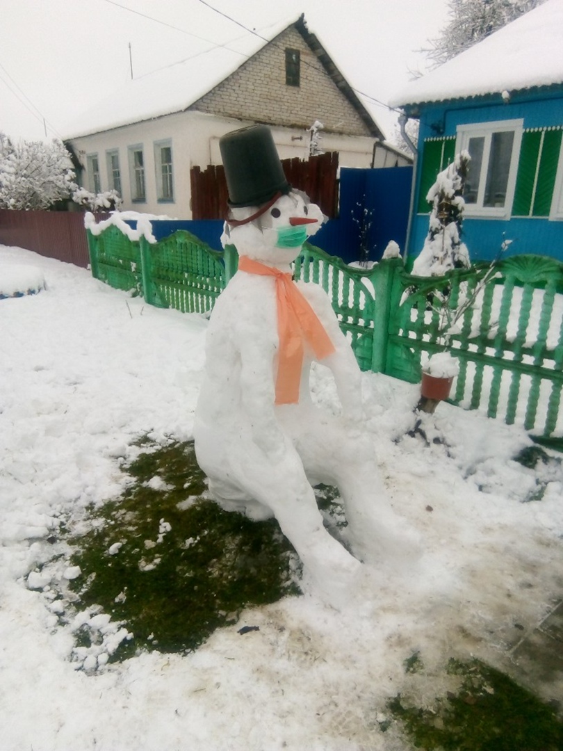 В Дятькове слепили снеговика-ждуна