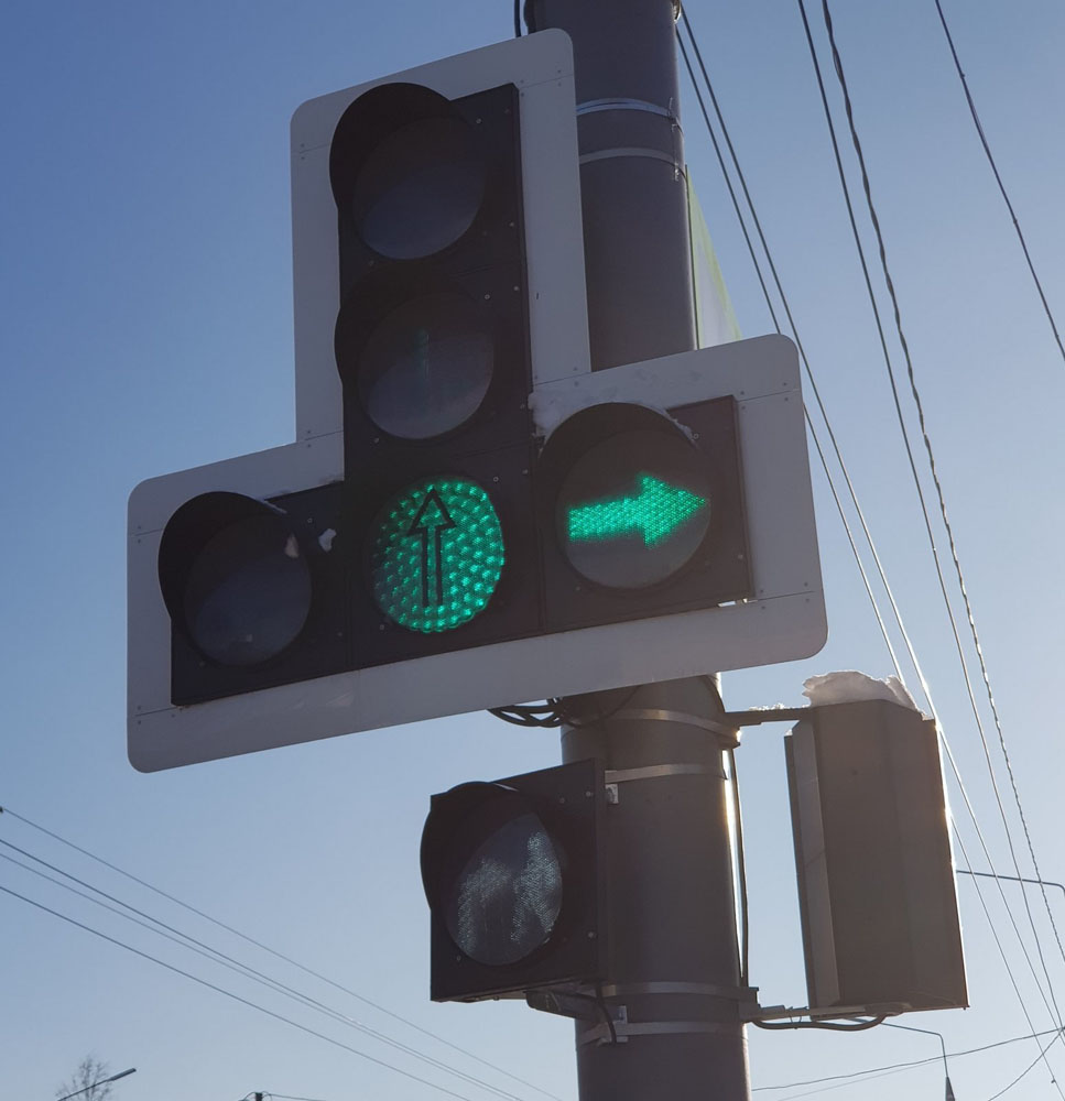 В Брянске на оживленном перекрестке обновили светофор и ввели новую схему движения