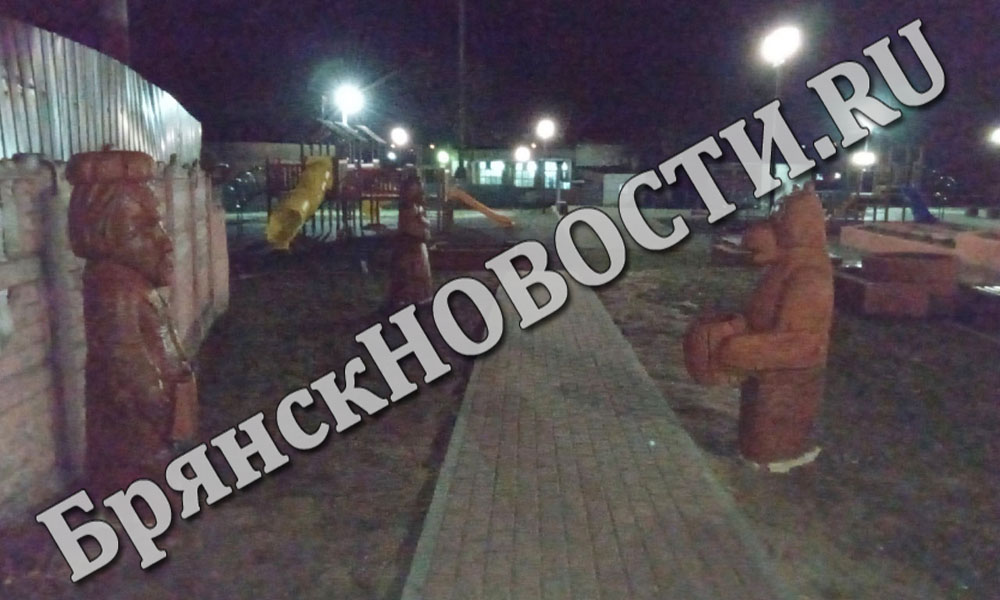 В детский сквер в Новозыбкове привезли деревянные скульптуры