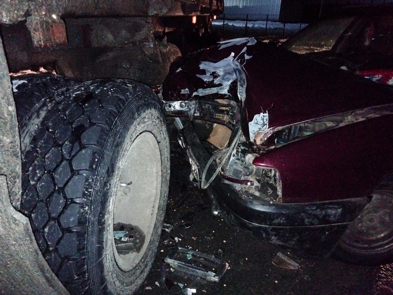 На автотрассе М3 в Брянской области Ауди оказалась под прицепом КамАЗа