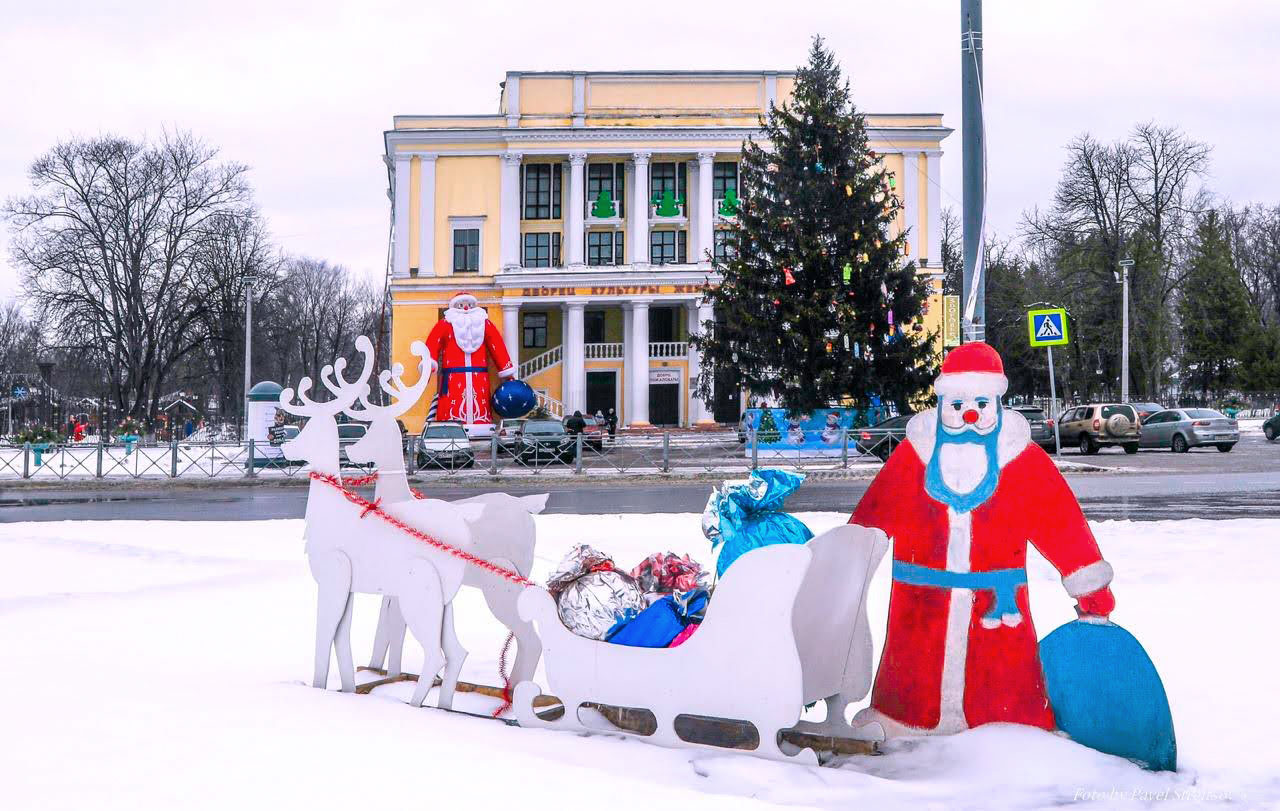 К Новому году готовы: сверкающий Брянск заполонили елки, волшебники и подарки (ФОТОРЕП)