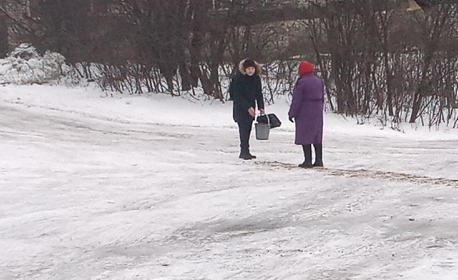 Взял ведро с песком и начал посыпать улицы: поступок мальчика из поселка Климово удивил брянцев