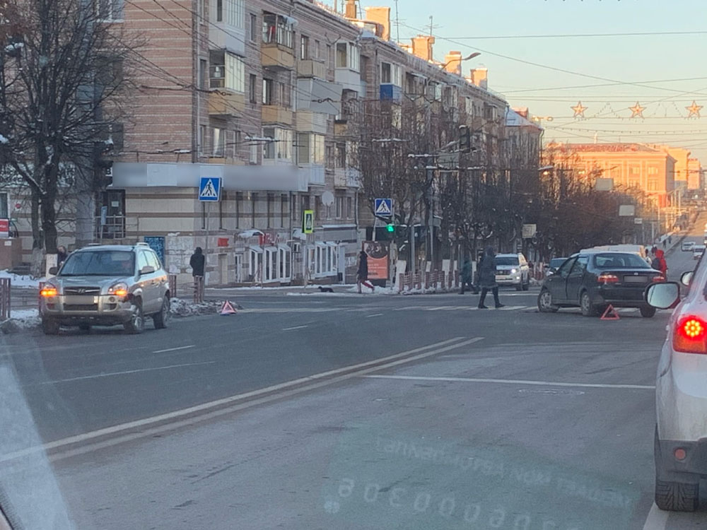 На проспекте Ленина в Брянске столкнулись легковушки