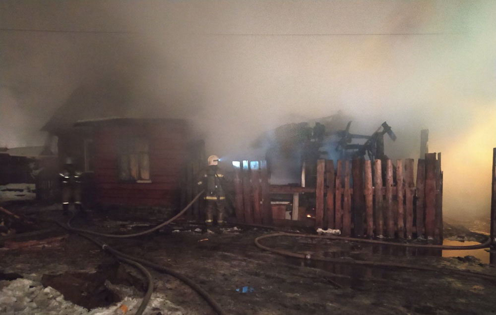 Ночной пожар уничтожил дом в Володарском районе Брянска